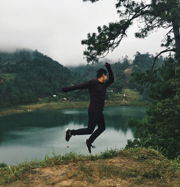 Comment organiser un séjour en Dordogne avec des ateliers de peinture et des randonnées en forêt?